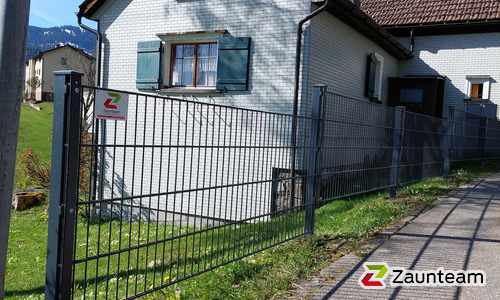 Doppelstabmatten schwer vorverzinkt und anthrazit beschichtet mit Pfosten 60 x 40 mit Abdeckleisten einbetoniert wurde in Wildhaus von Zaunteam Werdenberg, Werdenberg im Jahr 2024 erstellt.