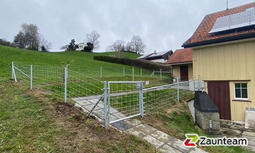 Knotengitter Tornado mit Rohrpfosten verzinkt einbetoniert wurde in Wolfhalden von Zaunteam Appenzellerland, Wasserauen im Jahr 2024 erstellt.