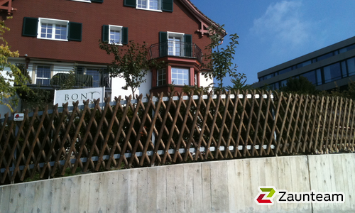 Kreuzzaun mit T-Stahlpfosten verzinkt einbetoniert wurde in Zürich von Zaunteam Zürich Oberland GmbH, Gutenswil im Jahr 2012 erstellt.
