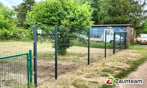Doppelstabmatten leicht vorverzinkt und anthrazit beschichtet mit Pfosten Vario einbetoniert wurde in Dessau-Rosslau von Zaunteam Fläming, Coswig im Jahr 2022 erstellt.