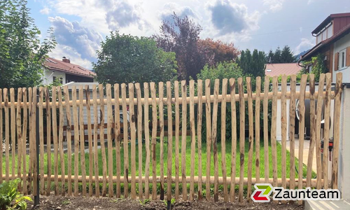 Natur-Staketenzaun aus Kastanie wurde in Sonthofen von Zaunteam Allgäu, Bad Hindelang - Unterjoch im Jahr 2023 erstellt.