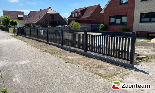 Décor Stab Aluzaun einbetoniert wurde in Varel von Zaunteam Friesische-Wehde, Zetel im Jahr 2024 erstellt.