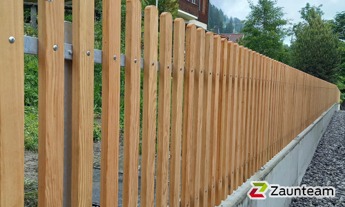 Lärchenzaun Holz vor die Pfosten mit T-Stahlpfosten verzinkt mit Fussplatte wurde in Adelboden von Zaunteam Berner Oberland, Ringgenberg im Jahr 2022 erstellt.