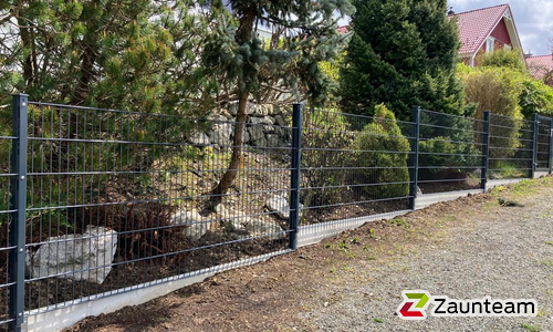 Doppelstabmatten schwer feuerverzinkt und anthrazit beschichtet mit Pfosten 60 x 40 mit Abdeckleisten einbetoniert wurde in Weitnau von Zaunteam Allgäu, Bad Hindelang - Unterjoch im Jahr 2023 erstellt.
