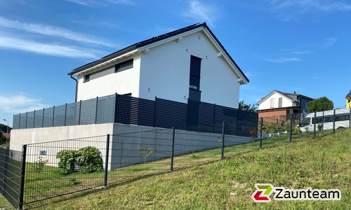 Doppelstabmatten schwer vorverzinkt und anthrazit beschichtet mit Pfosten 60 x 40 mit Abdeckleisten einbetoniert wurde in Riedlingen von Zaunteam Oberschwaben, Obermarchtal im Jahr 2022 erstellt.
