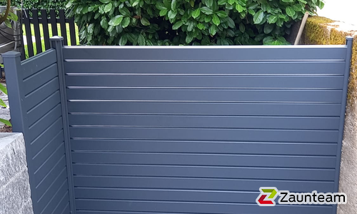 Alu Varioprofil Rhombus 80, Aluminiumpfosten vierkant 85 x 85 mm einbetoniert wurde in Thalwill von Zaunteam Zürich, Dietikon im Jahr 2023 erstellt.