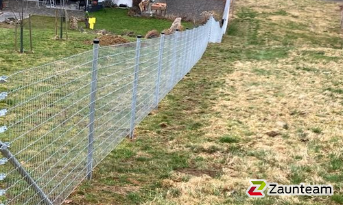 Knotengitter Torus, engmaschig mit Rohrpfosten verzinkt einbetoniert wurde in Maierhöfen von Zaunteam Allgäu, Bad Hindelang - Unterjoch im Jahr 2024 erstellt.