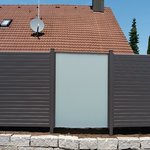 Alu Systemprofil mit Sonderprofilfüllung mit Aluminiumpfosten vierkant 60 x 60 mm einbetoniert wurde in Singen - Überlingen a. R.  von Zaunteam Konstanz-Hegau, Volkertshausen im Jahr 2019 erstellt.