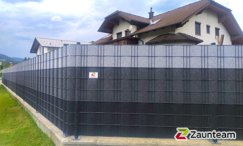 Flechtfix Vario Sichtschutz RAL Standardfarben wurde in Wörth von Zaunteam Schneebergland, Gloggnitz im Jahr 2025 erstellt.