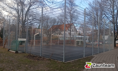 Ballfang Doppelstab mit Pfosten verzinkt und Abdeckleisten wurde in Herrsching von Zaunteam Ammersee, Hofstetten im Jahr 2023 erstellt.