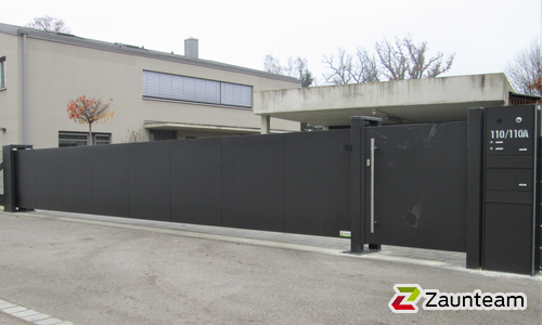 Schiebetor Aluminium wurde in Karlsfeld von Zaunteam Ammersee, Hofstetten im Jahr 2021 erstellt.