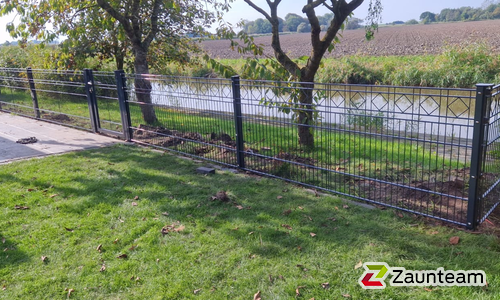 Decorzaun Verona mit Decorzaun Pfosten einbetoniert wurde in Aurich von Zaunteam Ostfriesland, Südbrookmerland im Jahr 2026 erstellt.