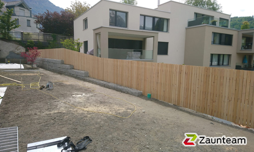 Holz Sichtschutz wurde in Glarus von Zaunteam Linth GmbH, Uznach im Jahr 2019 erstellt.