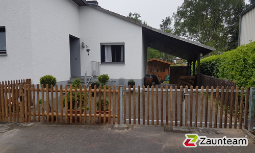 Palisaden mit Lärchenkantpfosten braun wurde in Wiedenest von Zaunteam Südwestfalen, Wiehl im Jahr 2018 erstellt.