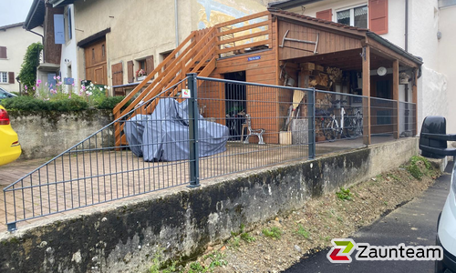 Doppelstabmatten schwer feuerverzinkt und anthrazit beschichtet mit Pfosten 60 x 40 mit Abdeckleistenmit Fussplatte wurde in Chavornay von Swissclôture Nord Vaudois, Pomy im Jahr 2025 erstellt.