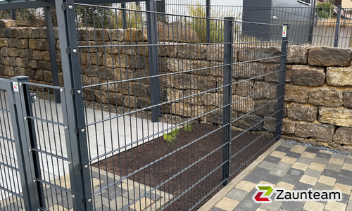 Doppelstabmatten schwer feuerverzinkt und anthrazit beschichtet mit Pfosten 60 x 40 mit Abdeckleisten einbetoniert wurde in Ulm von Zaunteam Ulm, Lonsee im Jahr 2025 erstellt.