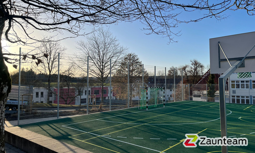 Ballfang Doppelstab mit Pfosten verzinkt und Abdeckleisten wurde in Sigmaringen von Zaunteam Obere Donau-Bodensee, Sauldorf-Krumbach im Jahr 2026 erstellt.
