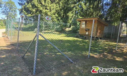 Diagonalgeflecht grün mit Rohrpfosten grün einbetoniert wurde in Frauenfeld von Zaunteam Toggenburg, Ebnat-Kappel im Jahr 2026 erstellt.