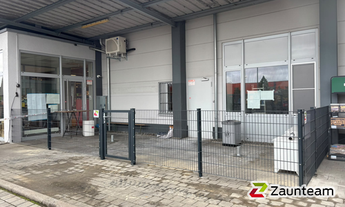 Doppelstabmatten schwer feuerverzinkt und anthrazit beschichtet mit Pfosten 60 x 40 mit Abdeckleisten einbetoniert wurde in Pfullendorf von Zaunteam Obere Donau-Bodensee, Sauldorf-Krumbach im Jahr 2026 erstellt.