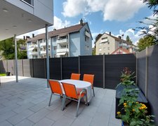  WPC Sichtschutz Discrétion / einbetoniert wurde in Winterthur von Zaunteam Neftenbach, Neftenbach im Jahr 2025 erstellt.