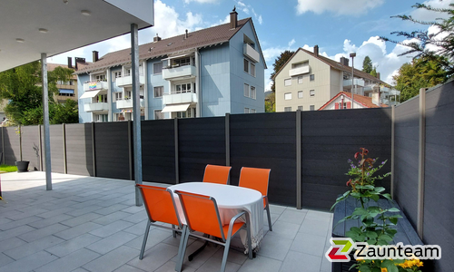  WPC Sichtschutz Discrétion / einbetoniert wurde in Winterthur von Zaunteam Neftenbach, Neftenbach im Jahr 2025 erstellt.