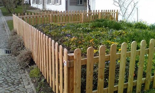Lärchenzaun gerade mit Lärchenvierkantpfosten gölt wurde in Greifensee von Zaunteam Zürich Oberland, Gutenswil erstellt.