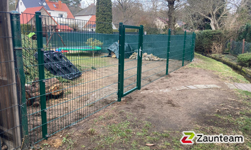 Doppelstabmatten leicht vorverzinkt und grün beschichtet mit Pfosten Vario einbetoniert wurde in Lutherstadt Wittenberg von Zaunteam Fläming, Coswig im Jahr 2024 erstellt.