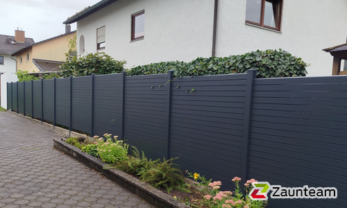 Alu Varioprofil Rhombus 80, Aluminiumpfosten vierkant 85 x 85 mm einbetoniert wurde in Fürstenfeldbruck von Zaunteam Ammersee, Hofstetten im Jahr 2025 erstellt.