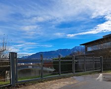 Deko-Doppelstabmatten Tor 2-flüglig wurde in Sennwald von Zaunteam Werdenberg, Werdenberg im Jahr 2025 erstellt.