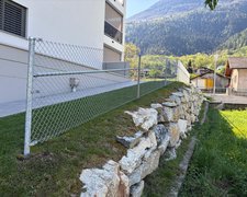 Diagonalgeflecht verzinkt mit Rohrpfosten verzinkt einbetoniert wurde in Agarn von Zaunteam Wallis, Niedergesteln im Jahr 2026 erstellt.