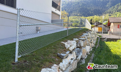 Diagonalgeflecht verzinkt mit Rohrpfosten verzinkt einbetoniert wurde in Agarn von Zaunteam Wallis, Niedergesteln im Jahr 2026 erstellt.