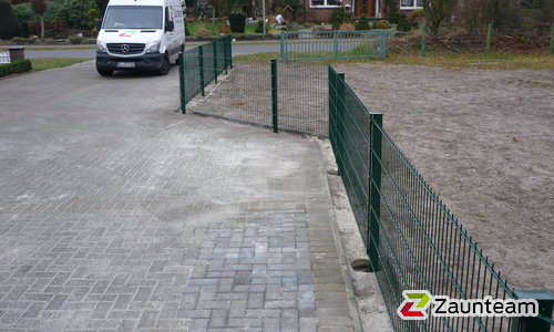 Doppelstabmatten leicht feuerverzinkt und grün beschichtet mit Pfosten 60 x 40 mit Abdeckleisten in Aussparung wurde in Esterwegen von Zaunteam Emsland, Rastdorf im Jahr 2014 erstellt.
