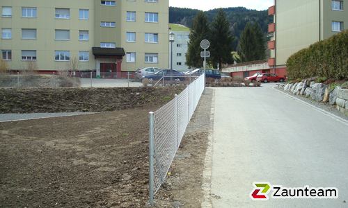 Diagonalgeflecht verzinkt mit Rohrpfosten verzinkt einbetoniert wurde in Appenzell von Zaunteam Appenzellerland, Weissbad im Jahr 2016 erstellt.