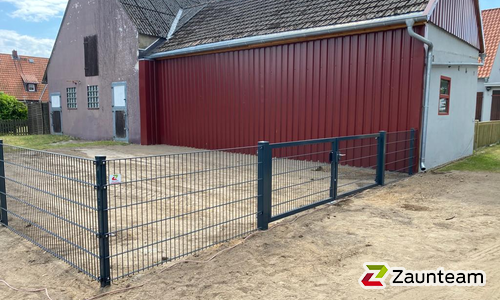 Doppelstabmatten schwer feuerverzinkt und anthrazit beschichtet mit Pfosten Vario einbetoniert wurde in Hankensbüttel von Zaunteam Südheide-Altmark, Hankensbüttel im Jahr 2023 erstellt.