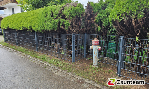 Doppelstabmatten schwer feuerverzinkt und anthrazit beschichtet mit Pfosten 60 x 40 mit Abdeckleisten einbetoniert wurde in Burgberg von Zaunteam Allgäu, Bad Hindelang - Unterjoch im Jahr 2025 erstellt.
