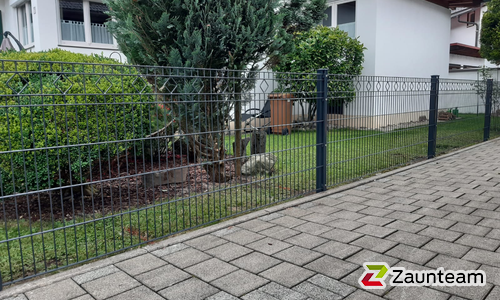 Deko-Doppelstabmatten Stuttgart anthrazit mit Pfosten 40x60 anthrazit mit Abdeckleisten wurde in Sonthofen von Zaunteam Allgäu, Bad Hindelang - Unterjoch im Jahr 2021 erstellt.