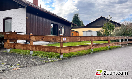 Ranchzaun (ungesäumte Bretter) mit Lärchenpfosten braun wurde in Altusried von Zaunteam Allgäu, Bad Hindelang - Unterjoch im Jahr 2024 erstellt.