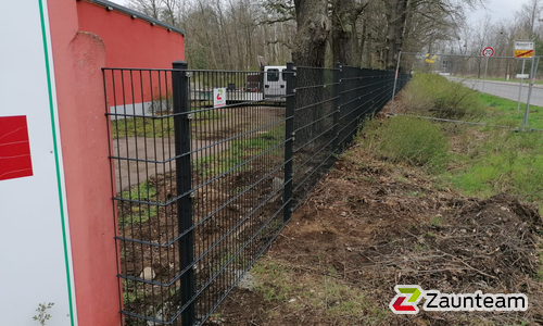 Doppelstabmatten leicht vorverzinkt und anthrazit beschichtet mit Pfosten Vario einbetoniert wurde in Dessau-Rosslau von Zaunteam Fläming, Coswig im Jahr 2021 erstellt.