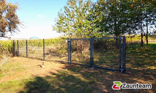 Doppelstabmatten schwer vorverzinkt und anthrazit beschichtet mit Pfosten Vario einbetoniert wurde in Leipzig von Zaunteam Leipzig, Leipzig im Jahr 2025 erstellt.