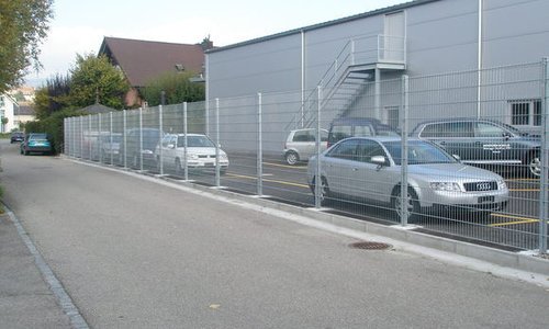 Doppelstabmatten schwer verzinkt mit Pfosten 40x60 verzinkt mit Abdeckleisten einbetoniert wurde in Erlach von Zaunteam Spahni AG, Laupen BE im Jahr 2011 erstellt.
