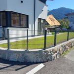 Doppelstabmatten schwer feuerverzinkt und anthrazit beschichtet mit Pfosten 60 x 40 mit Abdeckleisten mit Fussplatte wurde in Söll von Zaunteam Tirol Unterland, Schwoich im Jahr 2025 erstellt.