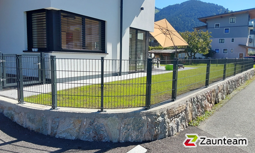Doppelstabmatten schwer feuerverzinkt und anthrazit beschichtet mit Pfosten 60 x 40 mit Abdeckleisten mit Fussplatte wurde in Söll von Zaunteam Tirol Unterland, Schwoich im Jahr 2025 erstellt.
