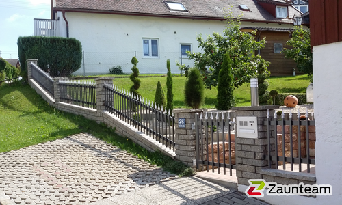 Palisaden Aluzaun aufgeschraubt wurde in Pürgen von Zaunteam Ammersee, Hofstetten im Jahr 2021 erstellt.
