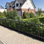Palisaden Aluzaun einbetoniert wurde in Gernsheim von Zaunteam Bergstraße-Ried, Lorsch im Jahr 2023 erstellt.