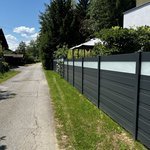 Alu Varioprofil glatt mit Zwischenfüllung breit mit Aluminiumpfosten vierkant 85 x 85 mm einbetoniert wurde in Bodensdorf  von Zaunteam Kärnten-Ost, Bodensdorf im Jahr 2025 erstellt.