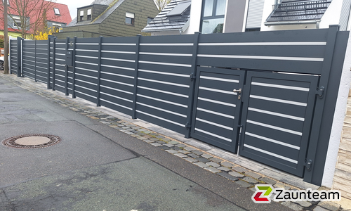 Alu Varioprofil glatt mit Zwischenfüllung breit mit Aluminiumpfosten vierkant 85 x 85 mm einbetoniert wurde in Nürnberg von Zaunteam Nürnberg, Rohr-Gustenfelden im Jahr 2026 erstellt.