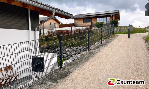 Doppelstabmatten schwer feuerverzinkt und anthrazit beschichtet mit Pfosten 60 x 40 mit Bügel einbetoniert wurde in Oberstaufen von Zaunteam Allgäu, Bad Hindelang - Unterjoch im Jahr 2025 erstellt.