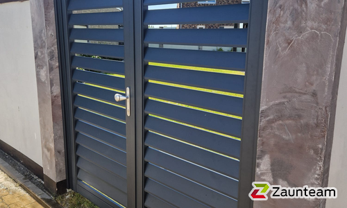 Aluminium Sichtschutztor 2-flüglig wurde in Schortens von Zaunteam Friesische-Wehde, Zetel im Jahr 2026 erstellt.