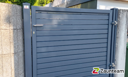Aluminium Sichtschutztor 1-flüglig wurde in Sevelen von Zaunteam Werdenberg, Werdenberg im Jahr 2025 erstellt.