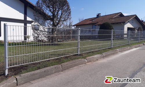 Doppelstabmatten schwer verzinkt mit Pfosten 40x60 verzinkt mit Abdeckleisten einbetoniert wurde in Oy-Mittelberg von Zaunteam Allgäu, Bad Hindelang - Unterjoch im Jahr 2020 erstellt.
